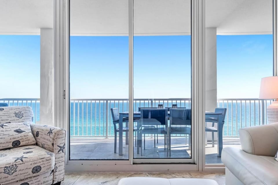 The Whale Rider with ocean views Apartment in West Beach