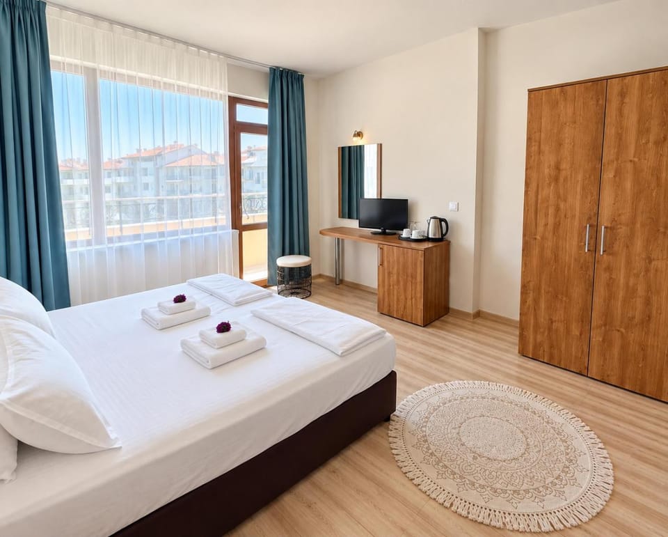 Communal lounge/ TV room, Bed, TV and multimedia, Photo of the whole room, Bedroom, towels, wardrobe