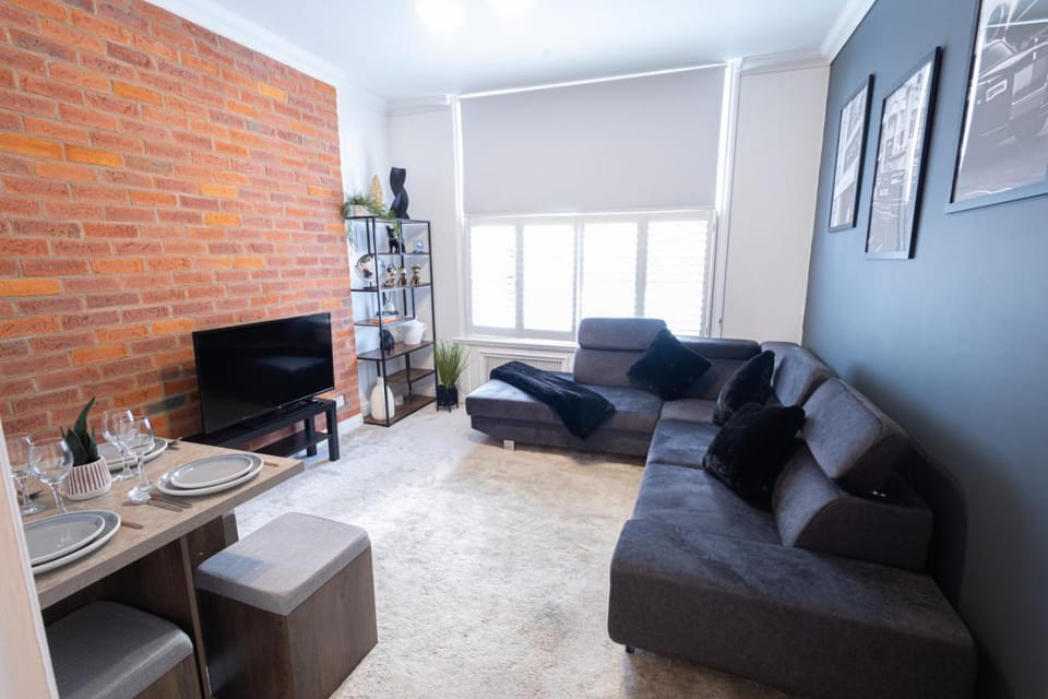 Communal lounge/ TV room, TV and multimedia, Living room, Seating area, Evening entertainment