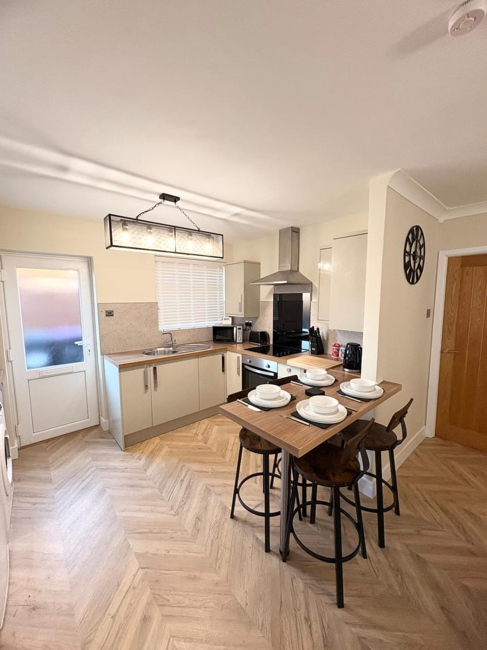 Kitchen or kitchenette, Dining area, oven