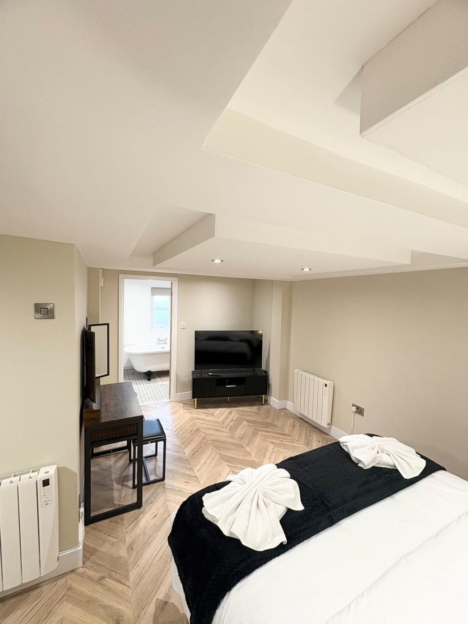 Bed, TV and multimedia, Bedroom