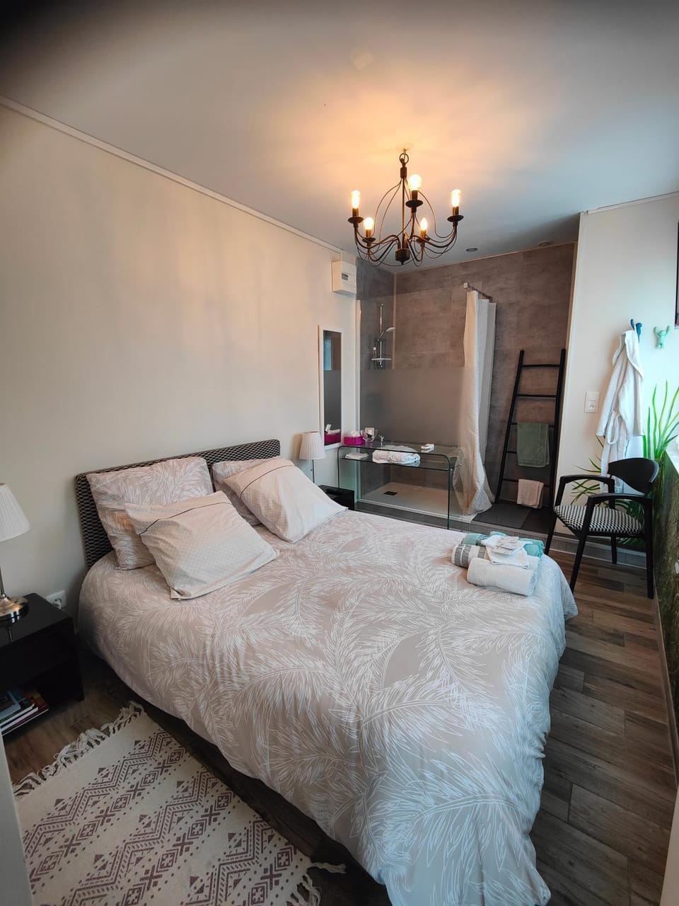 Bed, Photo of the whole room, towels