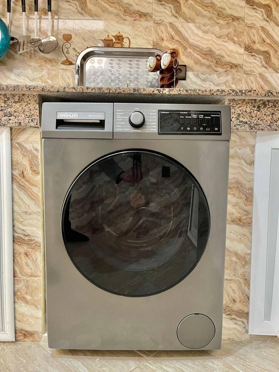 Kitchen or kitchenette, washing machine