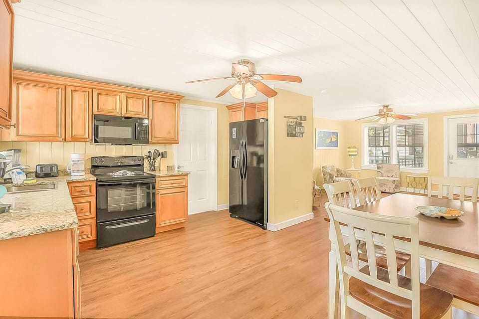Kitchen or kitchenette, Dining area, oven, stove, toaster