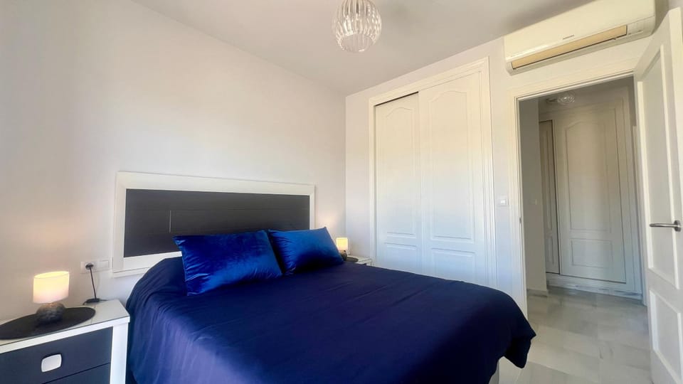 Bed, TV and multimedia, Photo of the whole room, Bedroom, wardrobe, air conditioner