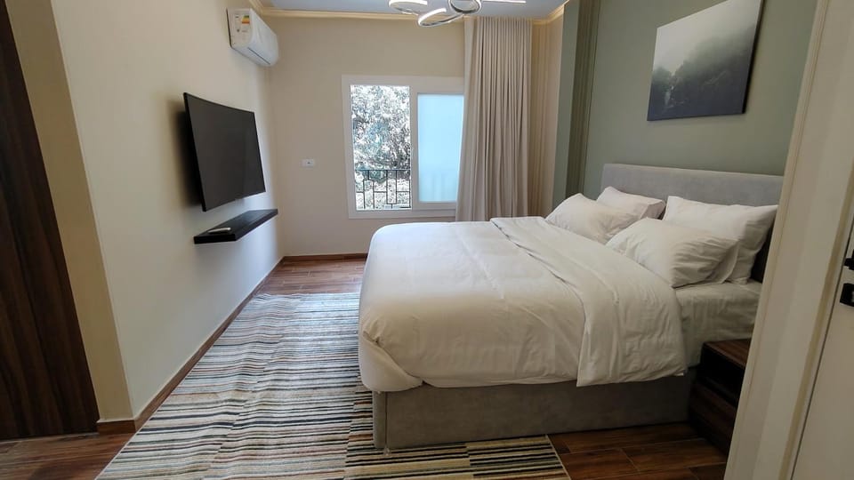 Bed, Bathroom, TV and multimedia, Photo of the whole room, Bedroom