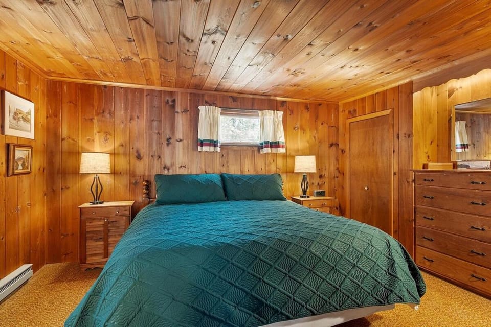 Lakeside Getaway - Lake Access & Firepit House in Wolfeboro