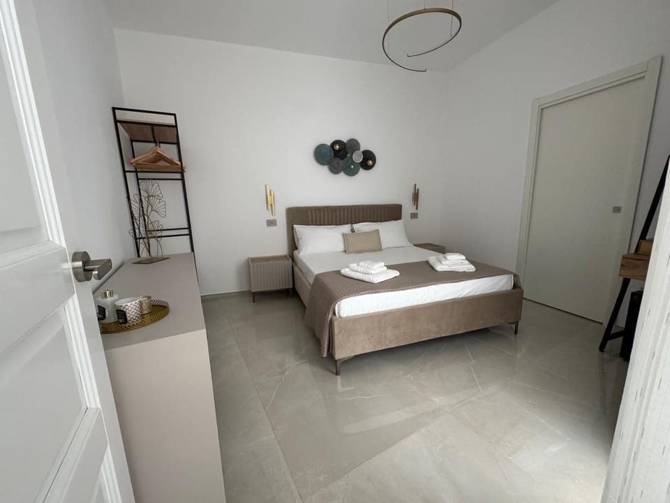 Bed, Photo of the whole room, towels
