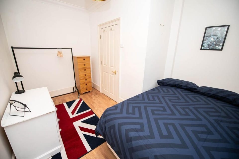 Spacious mews flat with parking Apartment in London