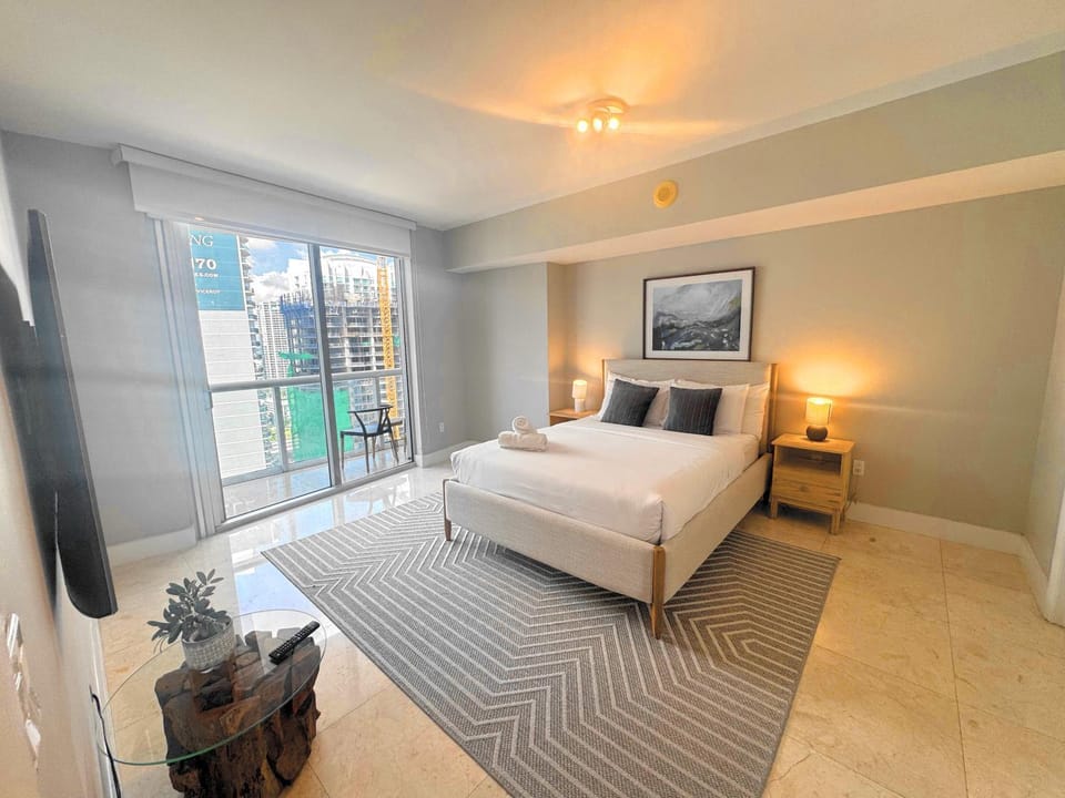 Bed, TV and multimedia, Bedroom, towels