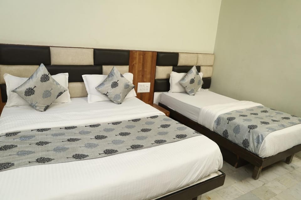 Hotel Aasopalav Bed and Breakfast in Ahmedabad