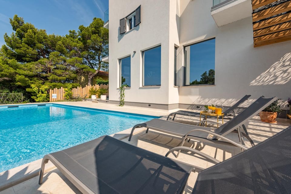 Property building, Balcony/Terrace, Swimming pool, sunbed