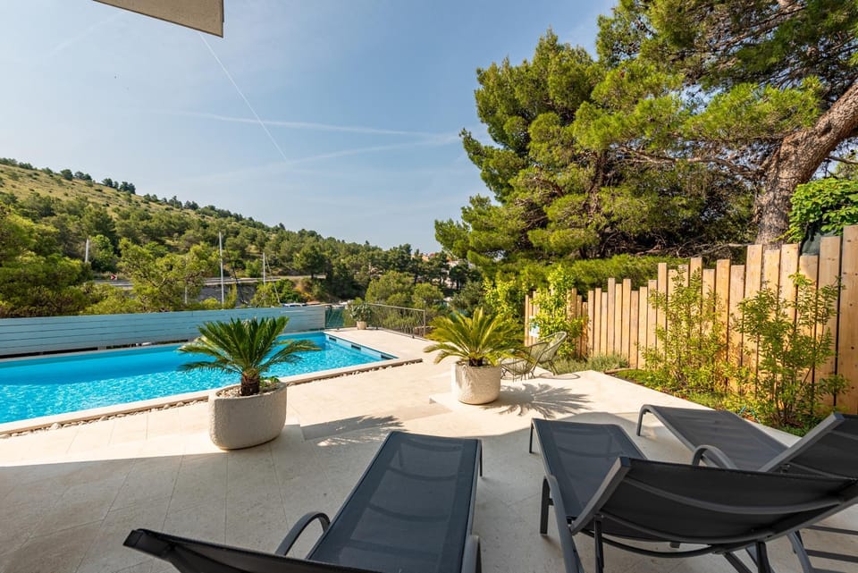 Swimming pool, sunbed