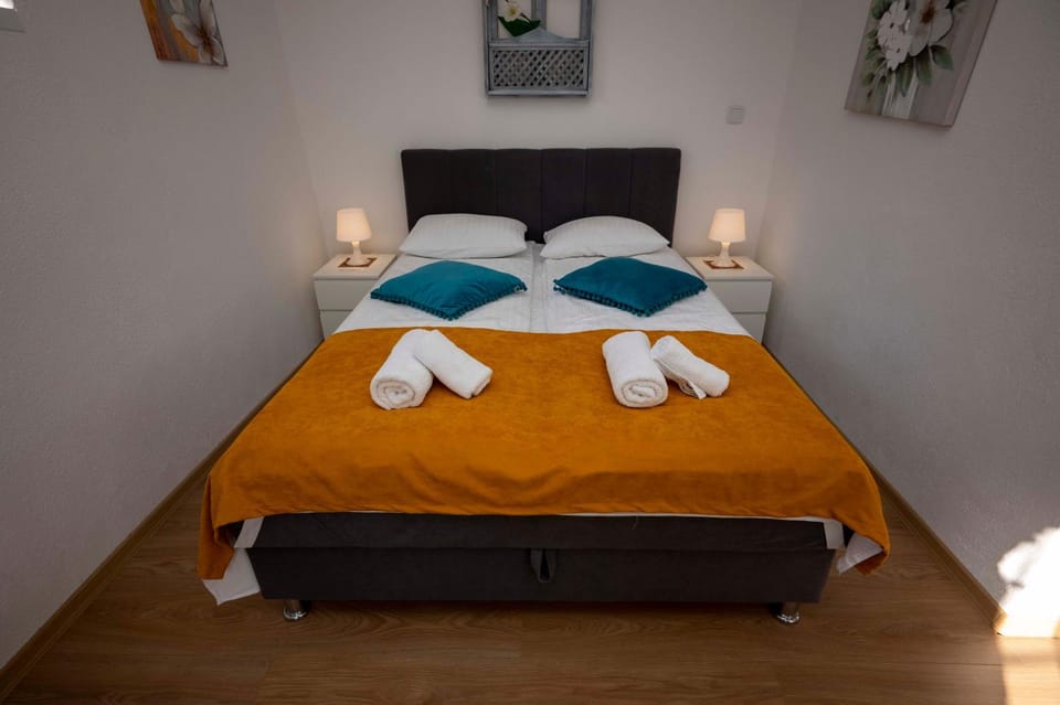 Bed, Photo of the whole room, Bedroom, towels