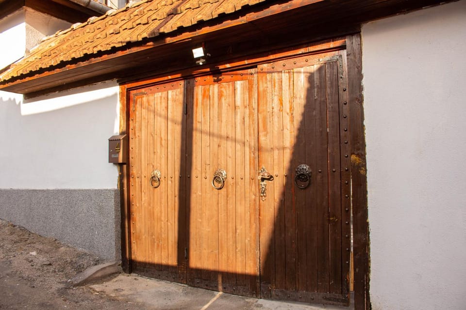 Property building, Facade/entrance, Day