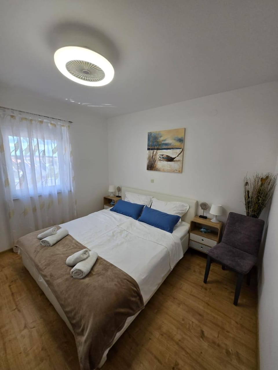 Bed, Photo of the whole room, Bedroom, towels