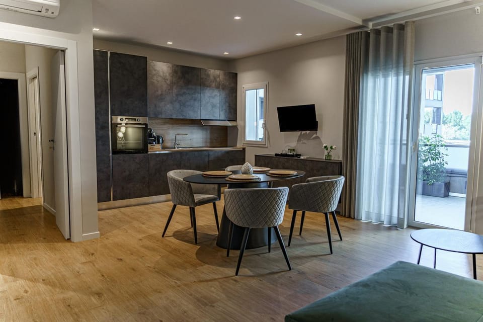 TV and multimedia, Kitchen or kitchenette, Living room, Seating area, Dining area