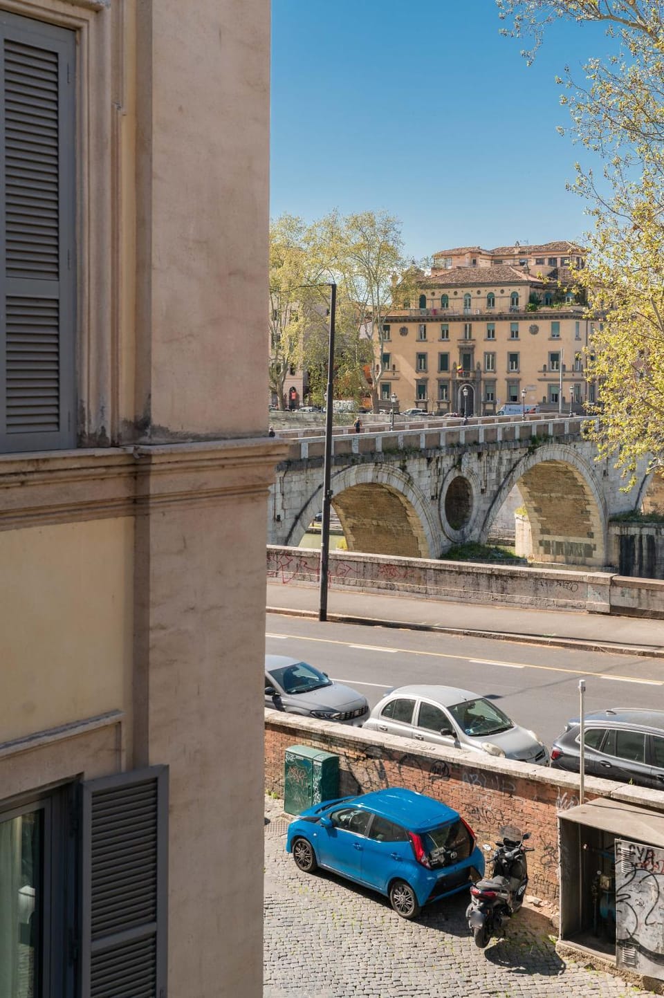Property building, Day, Neighbourhood, City view, Street view, Location, Parking