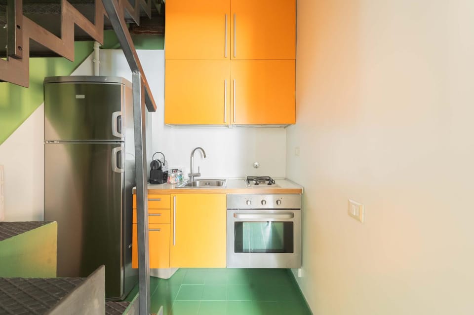 Coffee/tea facilities, Kitchen or kitchenette, oven, stove