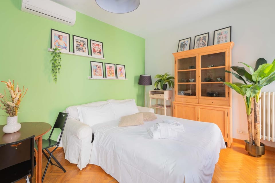 Bed, air conditioner