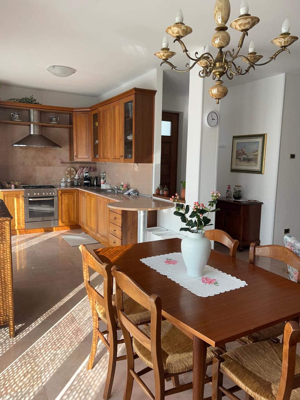 Kitchen or kitchenette, Dining area