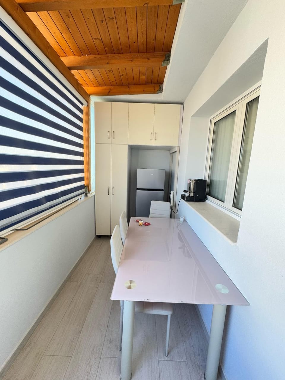 Kitchen or kitchenette, Dining area, oven
