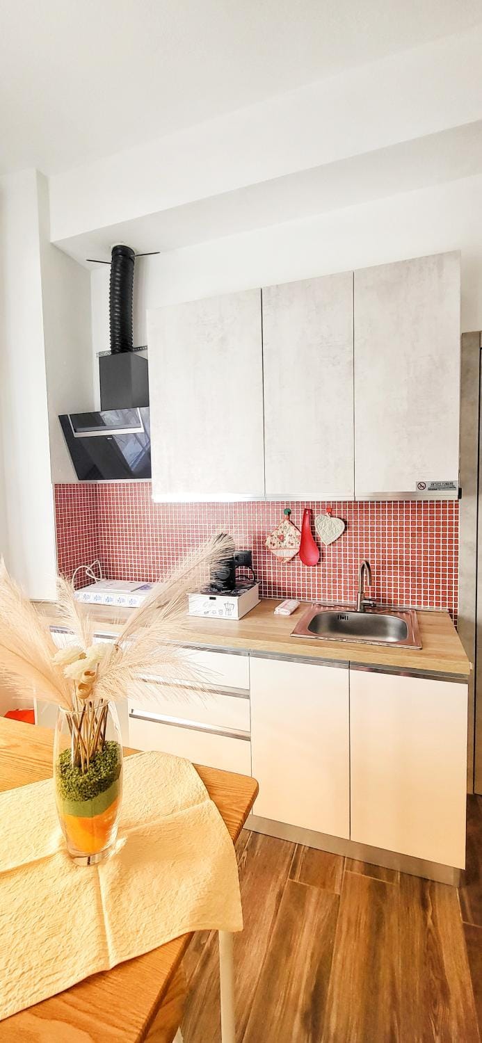 Kitchen or kitchenette, Dining area, stove