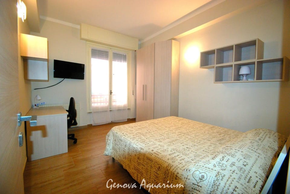 Bed, TV and multimedia, Photo of the whole room, Bedroom