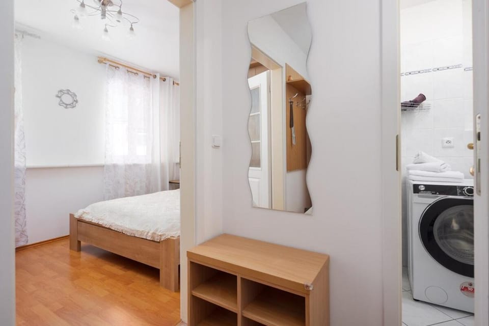 Bed, Bedroom, towels, washing machine