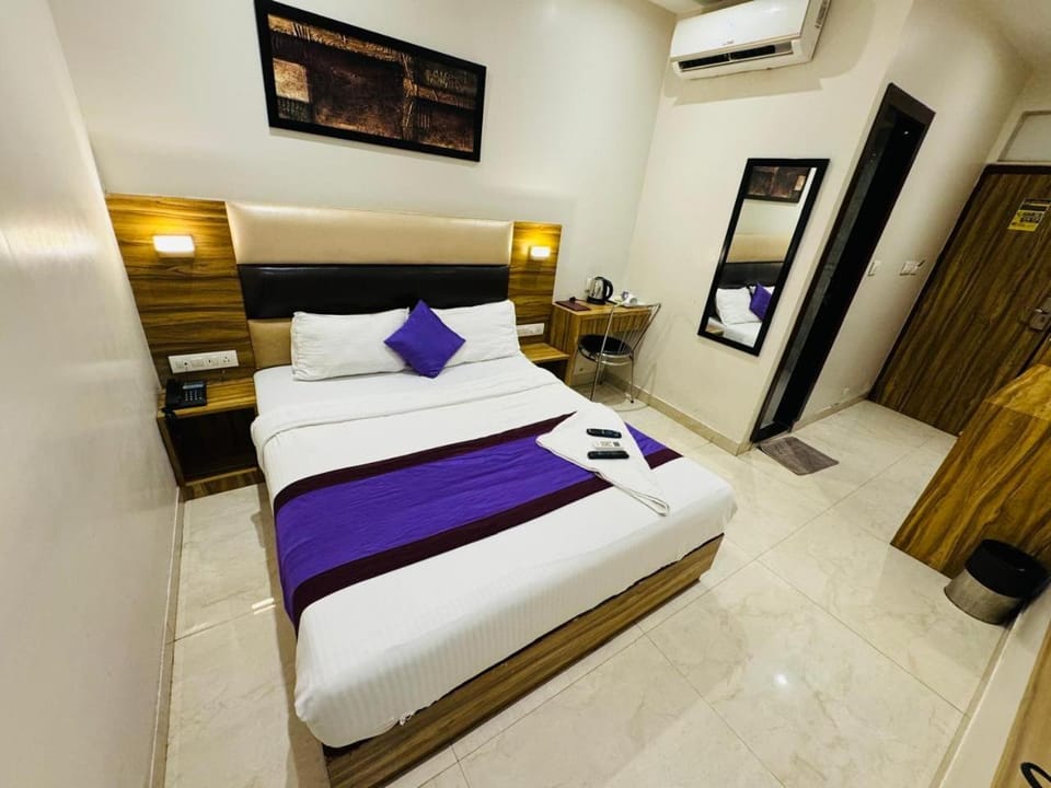 Bed, Photo of the whole room, wardrobe, air conditioner