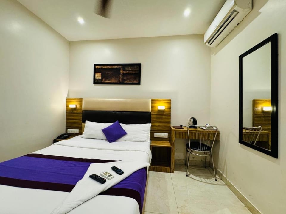 Bed, TV and multimedia, Bedroom, towels, air conditioner