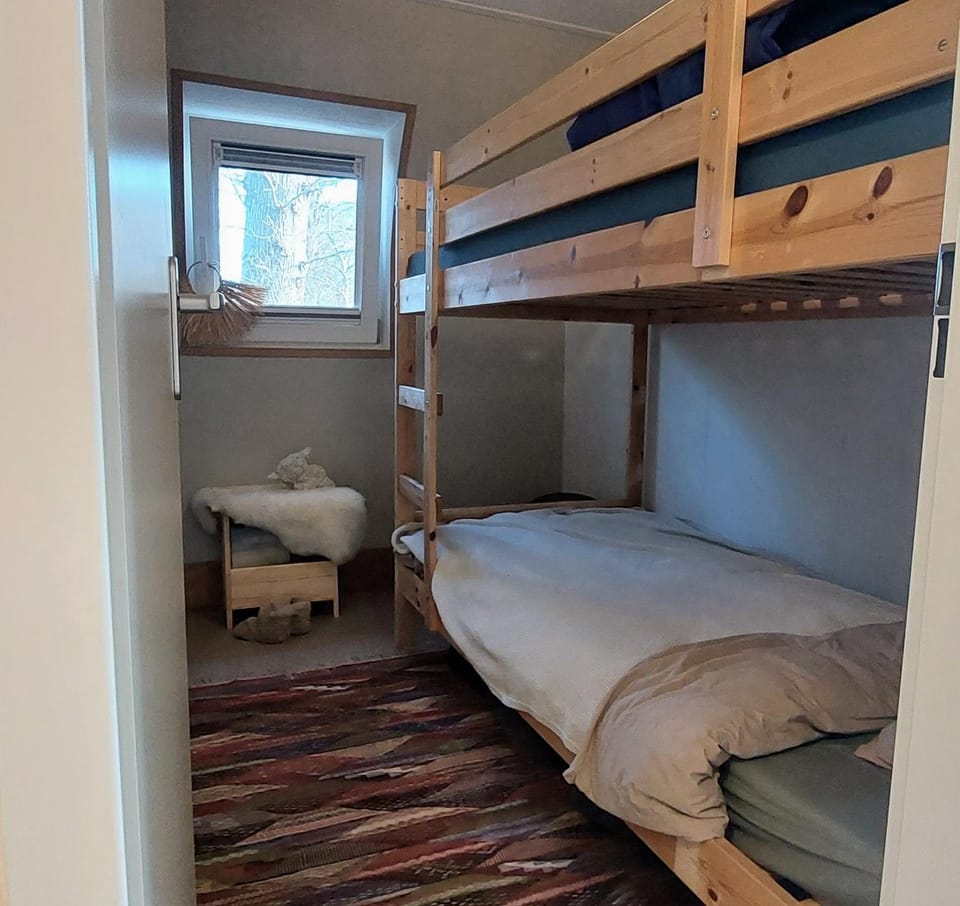 Bedroom, bunk bed