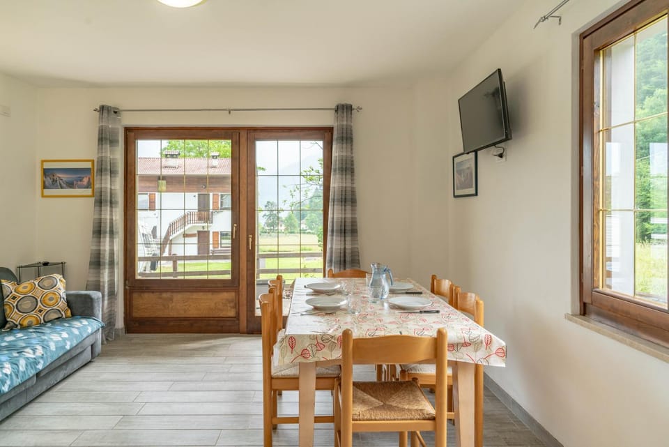 TV and multimedia, Living room, Seating area, Dining area