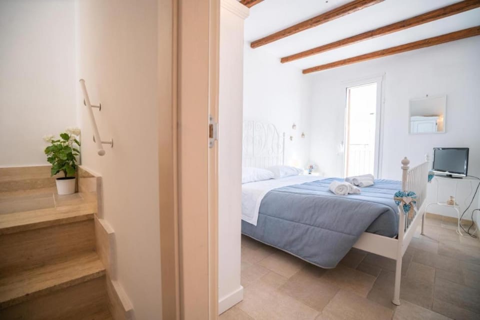 Bed, TV and multimedia, Bedroom