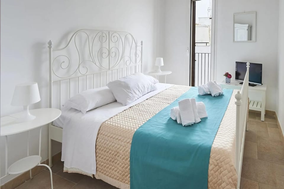 Bed, TV and multimedia, Bedroom, towels