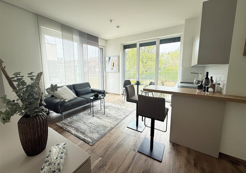 Kitchen or kitchenette, Living room, Seating area, Dining area, Food