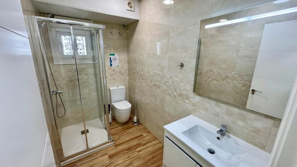 Shower, Toilet, Bathroom, towels