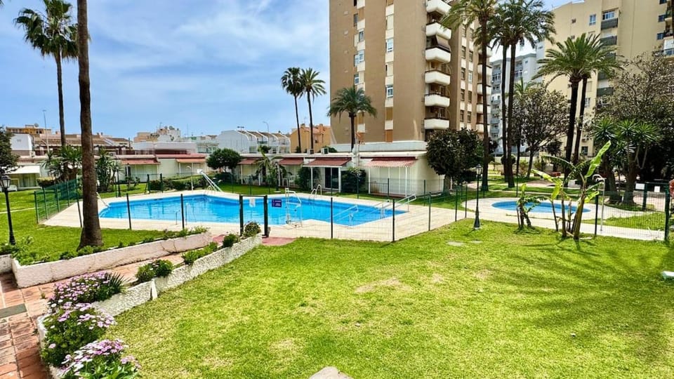 Garden, Swimming pool, Location