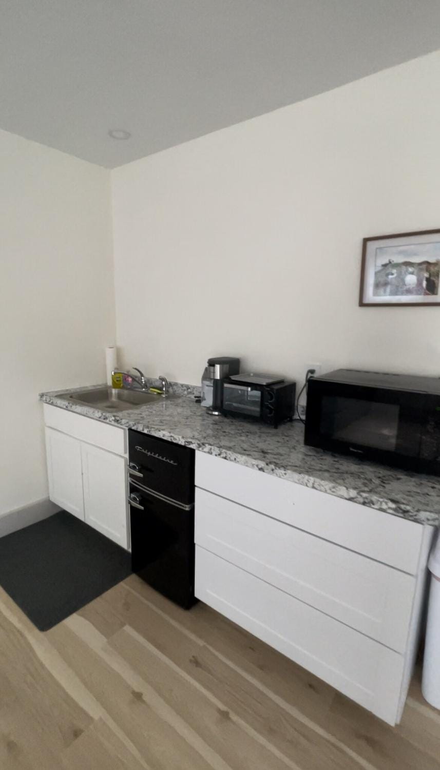 Coffee/tea facilities, Kitchen or kitchenette, microwave, toaster