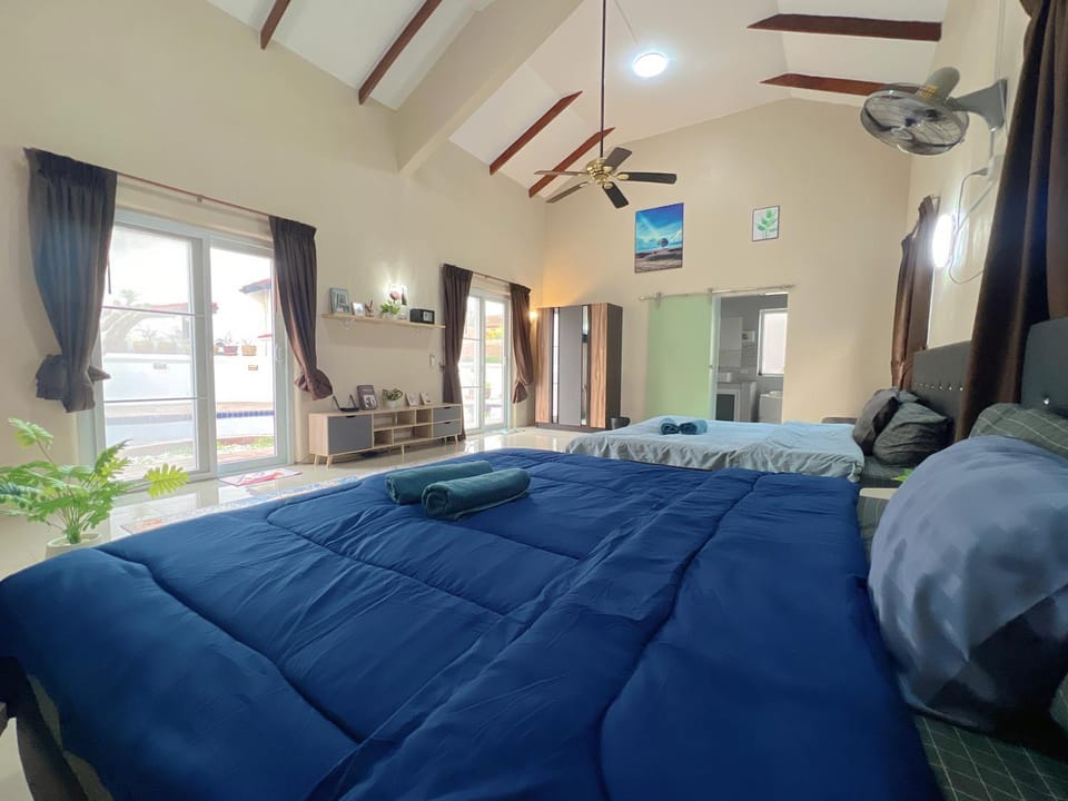Bed, Photo of the whole room, Bedroom, air conditioner
