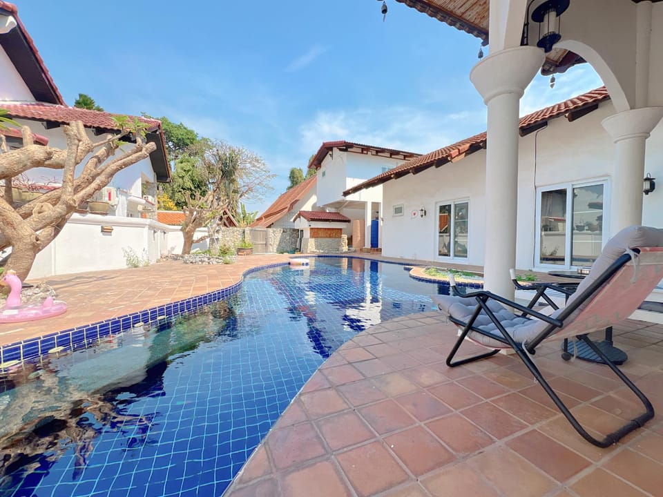 Property building, Day, Garden, View (from property/room), Pool view, Swimming pool, sunbed