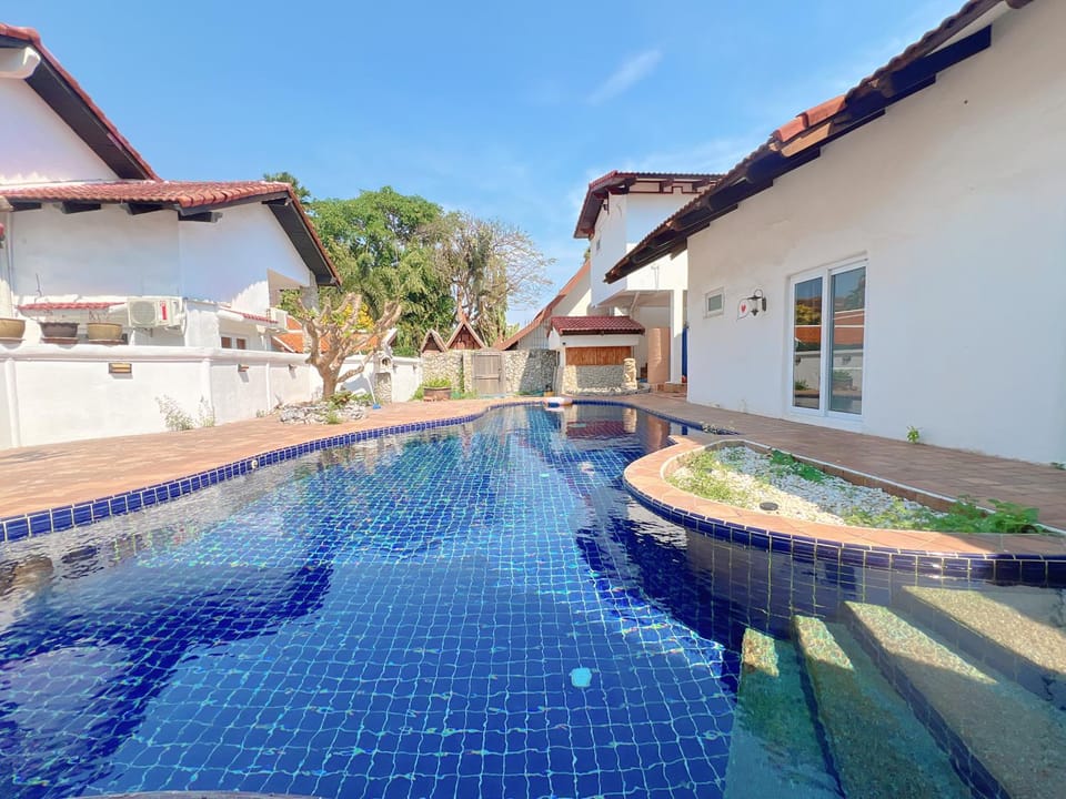 Property building, Day, Garden, Pool view, Swimming pool