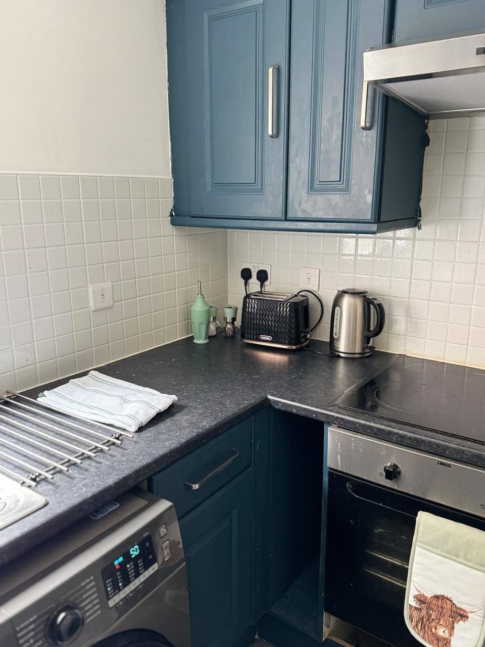 Coffee/tea facilities, Kitchen or kitchenette, stove, toaster