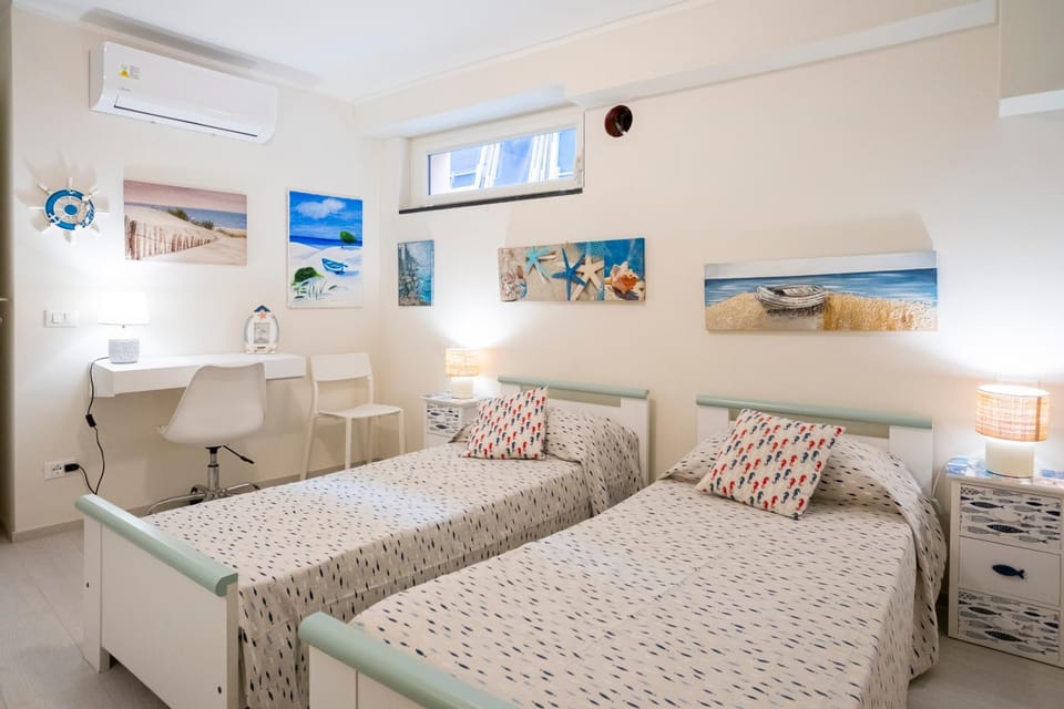 Bed, TV and multimedia, Living room, Photo of the whole room, Seating area, Bedroom, air conditioner