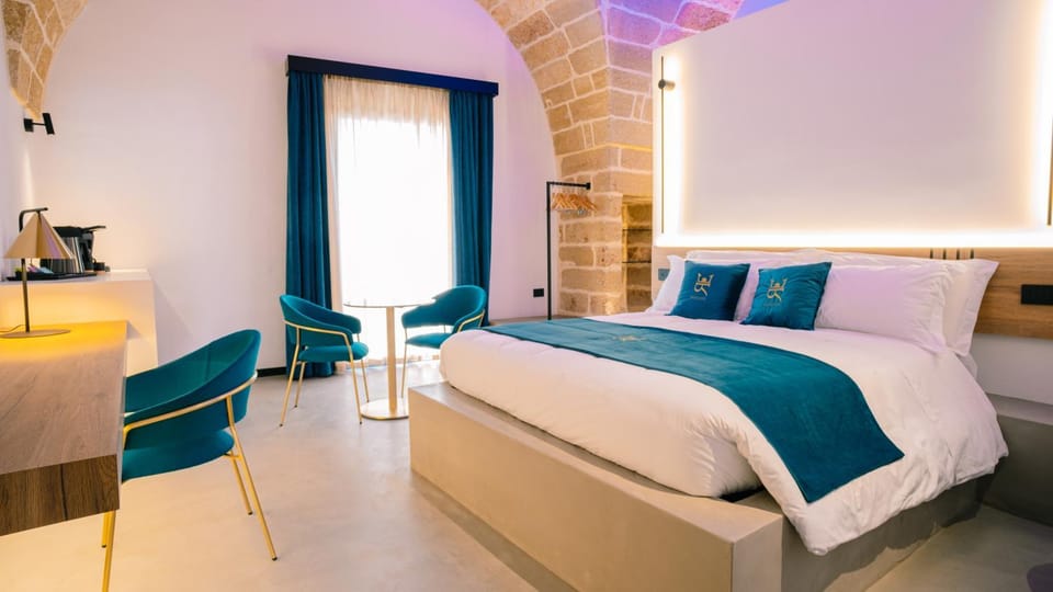 Bed, Photo of the whole room, Seating area, Bedroom
