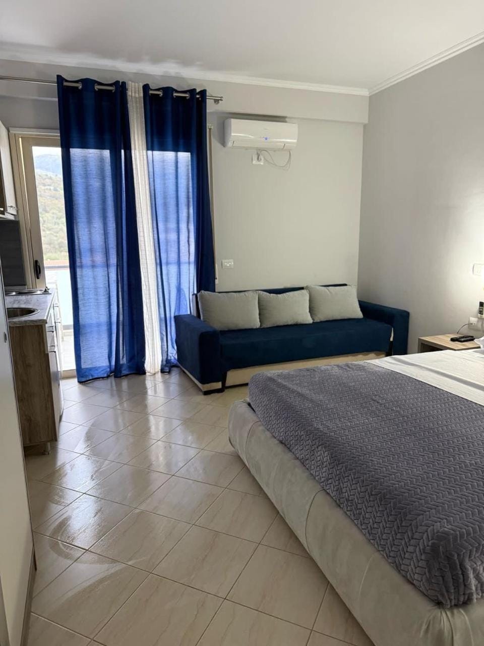 Bed, TV and multimedia, Living room, Photo of the whole room, Seating area, air conditioner