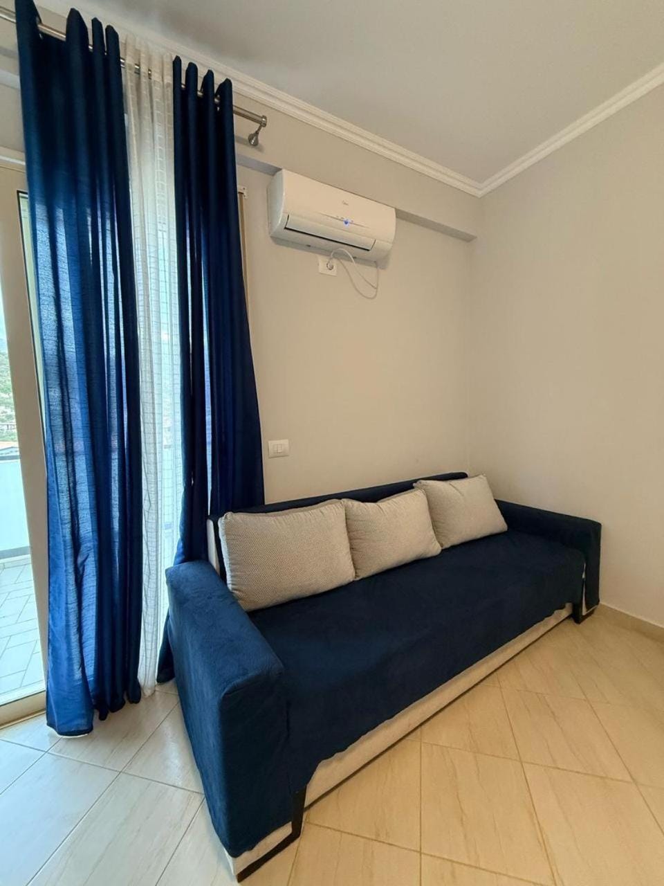 Seating area, air conditioner