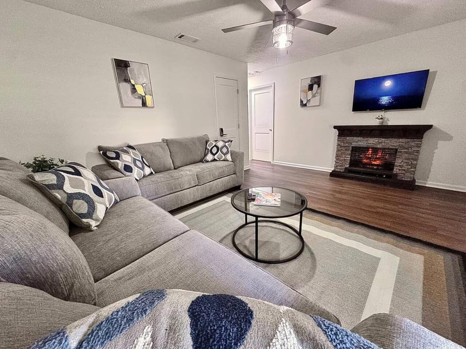 Cozy New Modern On I-95 Apartment in Pooler