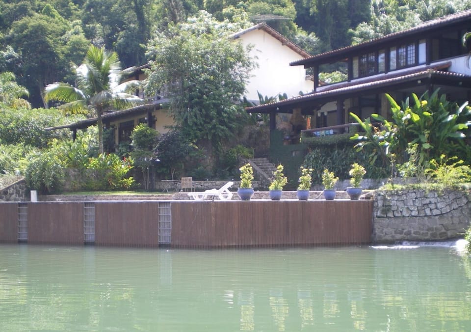 Casa de 730m2 no Exclusivo Condomínio Portogalo com Piscina Privada e Cais para iates de até 55 Pés Villa in Angra dos Reis