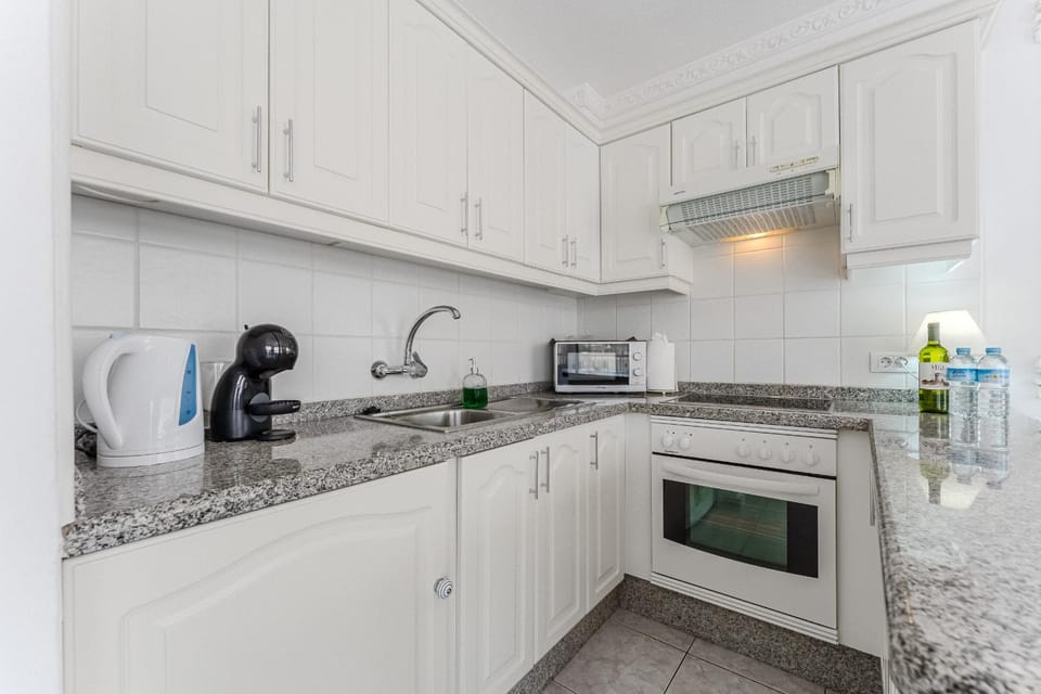 Coffee/tea facilities, Kitchen or kitchenette, stove